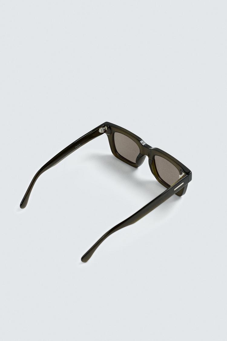 LUNETTES DE SOLEIL CARRÉES